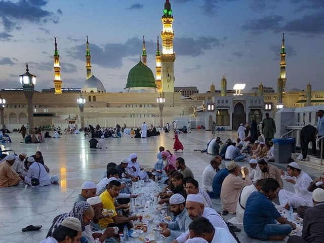 سفره‌هاي افطاري مسجدالنبي(ص) در عربستان خرج توريست‌ها شد