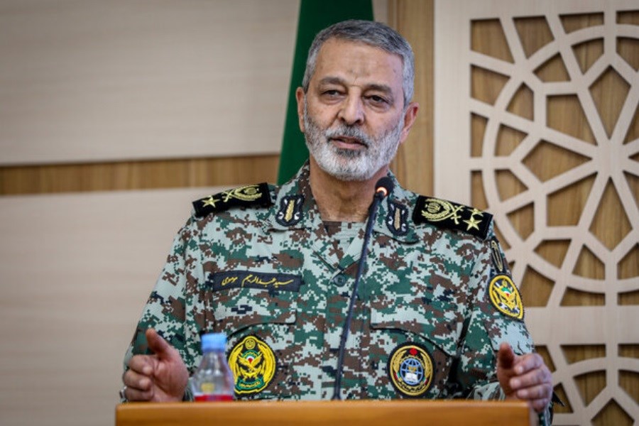 با قدرت در برابر دشمنان مي‌ايستيم و از کشور دفاع مي‌کنيم