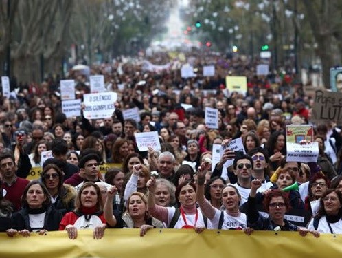 تظاهرات ده‌ها هزار نفري معلمان در پرتغال براي اعتراض به دستمزد