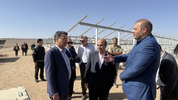 بازديد معاون وزير نيرو از پروژه 120 مگاواتي تجديدپذير در جلفا