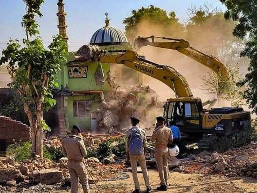 تخريب مسجد با قدمت يک قرن در گجرات هند