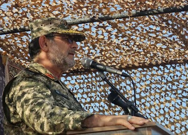 جزاير ايران دژهاي مستحکمي‌اند و حافظان مقتدري از آنها دفاع مي‌کنند